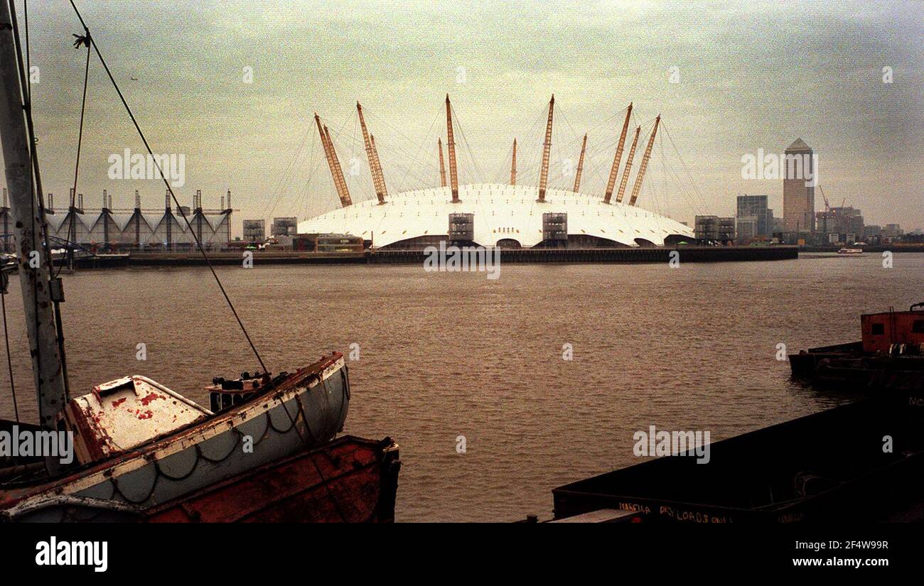 THE MILLENNIUM DOME JANUARY 2000 WITH CANARY WHARF IN THE BACKGROUND Stock Photo