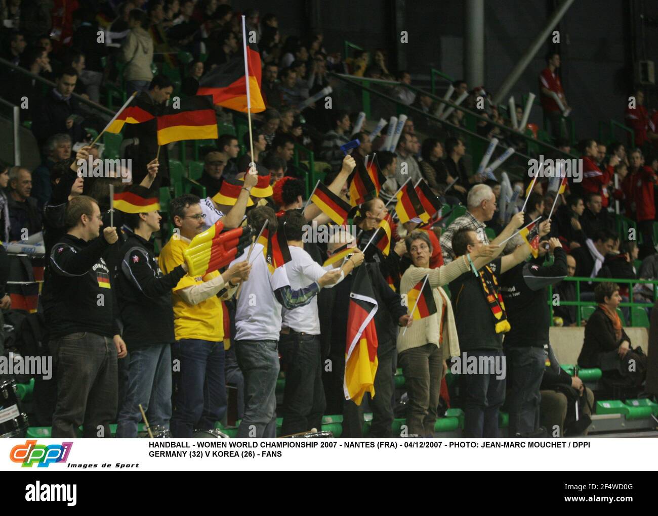 HAND BALL - WOMEN - MUNDIAL 2007 - PREPARATION - NANTES (FRA) - 27/02/2007  - PHOTO : JEAN-MARC MOUCHET / DPPI FRIENDLY GAME - FRANCE V CHINA -  ALEXANDRA LACRABERE (FRA Stock Photo - Alamy