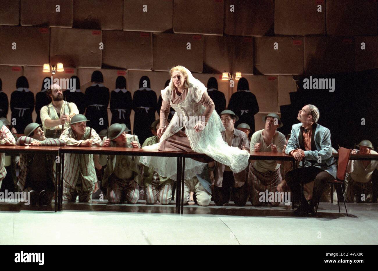 l-r: Kurt Rydl (Hagen - rear), Deborah Polaski (Brunnhilde), Alan Held (Gunter) in GOTTERDAMMERUNG by Wagner at the The Royal Opera, Covent Garden, London WC2  14/10/1995   conductor: Bernard Haitink  design: Nigel Lowery  lighting: Pat Collins  movement: Matthew Hamilton  director: Richard Jones Stock Photo