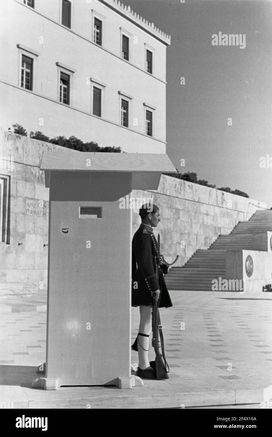 Travel photos Greece. Athens, Syntagma Square (Constitution Place). Greek Parliament. Staircase to the parliament building (formerly residence castle) (start of construction 1836; F. of gardener / conversion 1929-1935). View with guard in front of a sign house Stock Photo