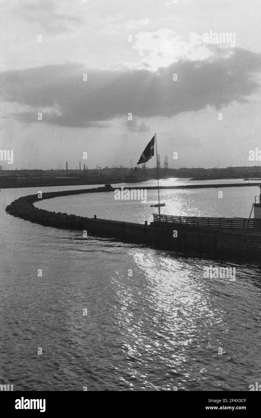Travel photos Denmark. Copenhagen. Evening mood in the harbor. View with Mole and Dannebrog