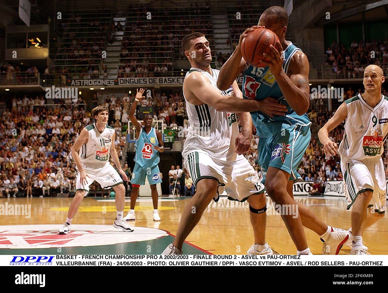 BASKET - FRENCH CHAMPIONSHIP PRO A 2002/2003 - FINALE ROUND 2 - ASVEL vs  PAU-ORTHEZ - VILLEURBANNE (FRA) - 24/06/2003 - PHOTO: OLIVIER GAUTHIER /  DPPI VASCO EVTIMOV - ASVEL / ROD SELLERS - PAU-ORTHEZ Stock Photo - Alamy