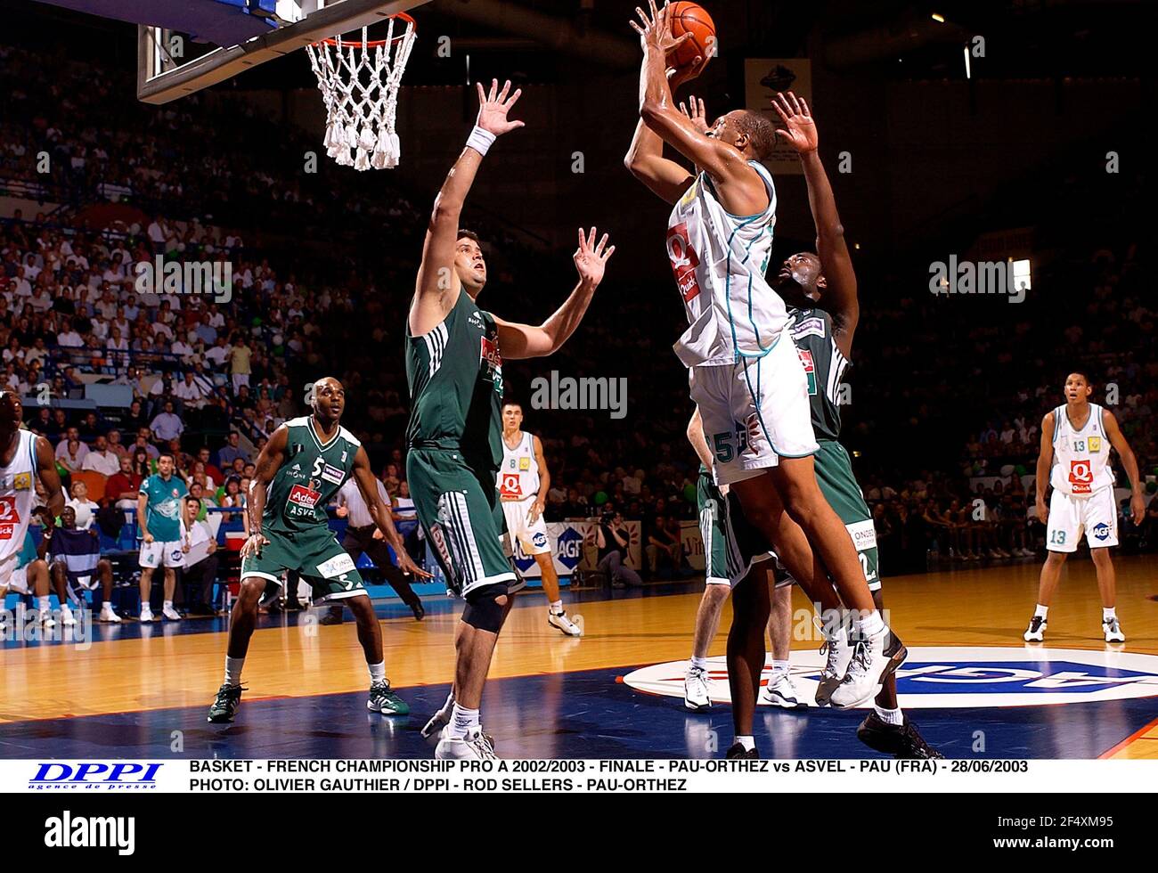 BASKET - FRENCH CHAMPIONSHIP PRO A 2002/2003 - FINALE - PAU-ORTHEZ vs ASVEL  - PAU (FRA) - 28/06/2003 - PHOTO: OLIVIER GAUTHIER / DPPI ROD SELLERS -  PAU-ORTHEZ Stock Photo - Alamy