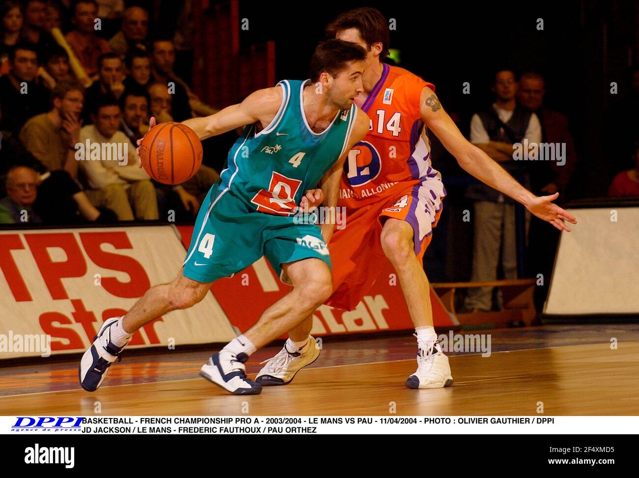 BASKETBALL FRENCH CHAMPIONSHIP PRO A 2003 2004 LE MANS VS PAU 11 04 2004 PHOTO OLIVIER GAUTHIER DPPI JD JACKSON LE MANS FREDERIC FAUTHOUX PAU ORTHEZ Stock Photo Alamy