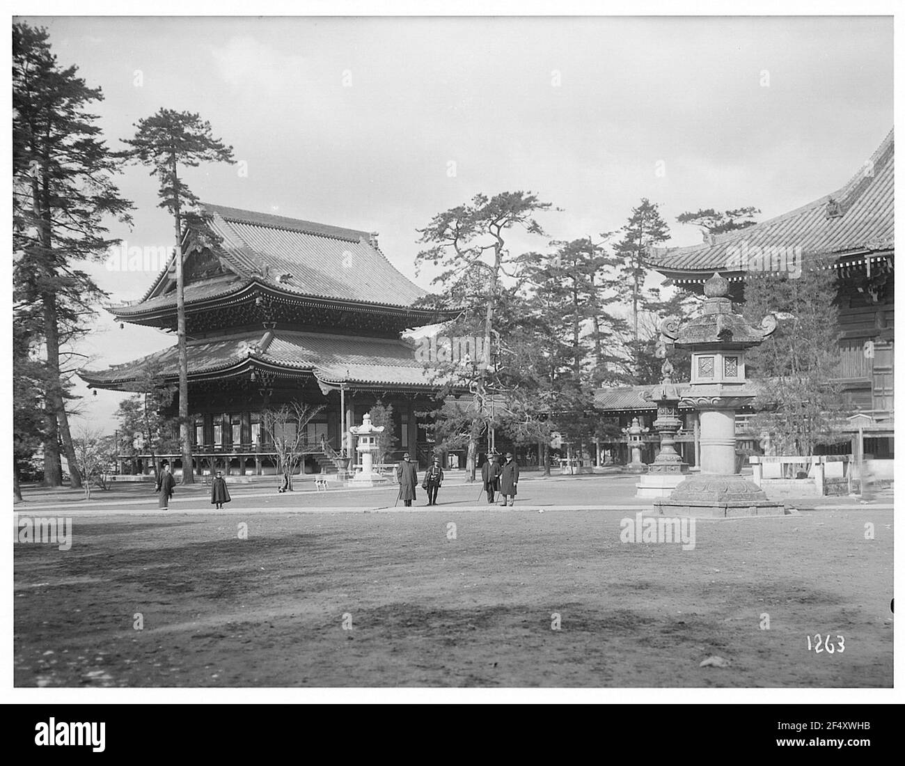 Kyoto, Maruyama Park. Hapag tourists in Chion-in (17th century) with holy lanterns Stock Photo