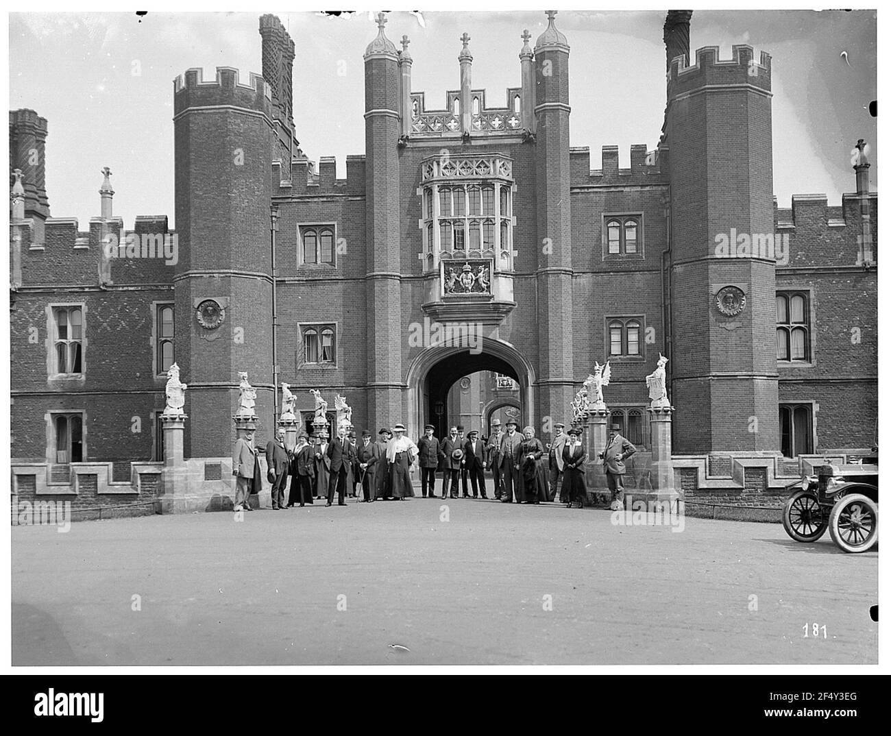 Hampton Court Palace Stock Photo Alamy