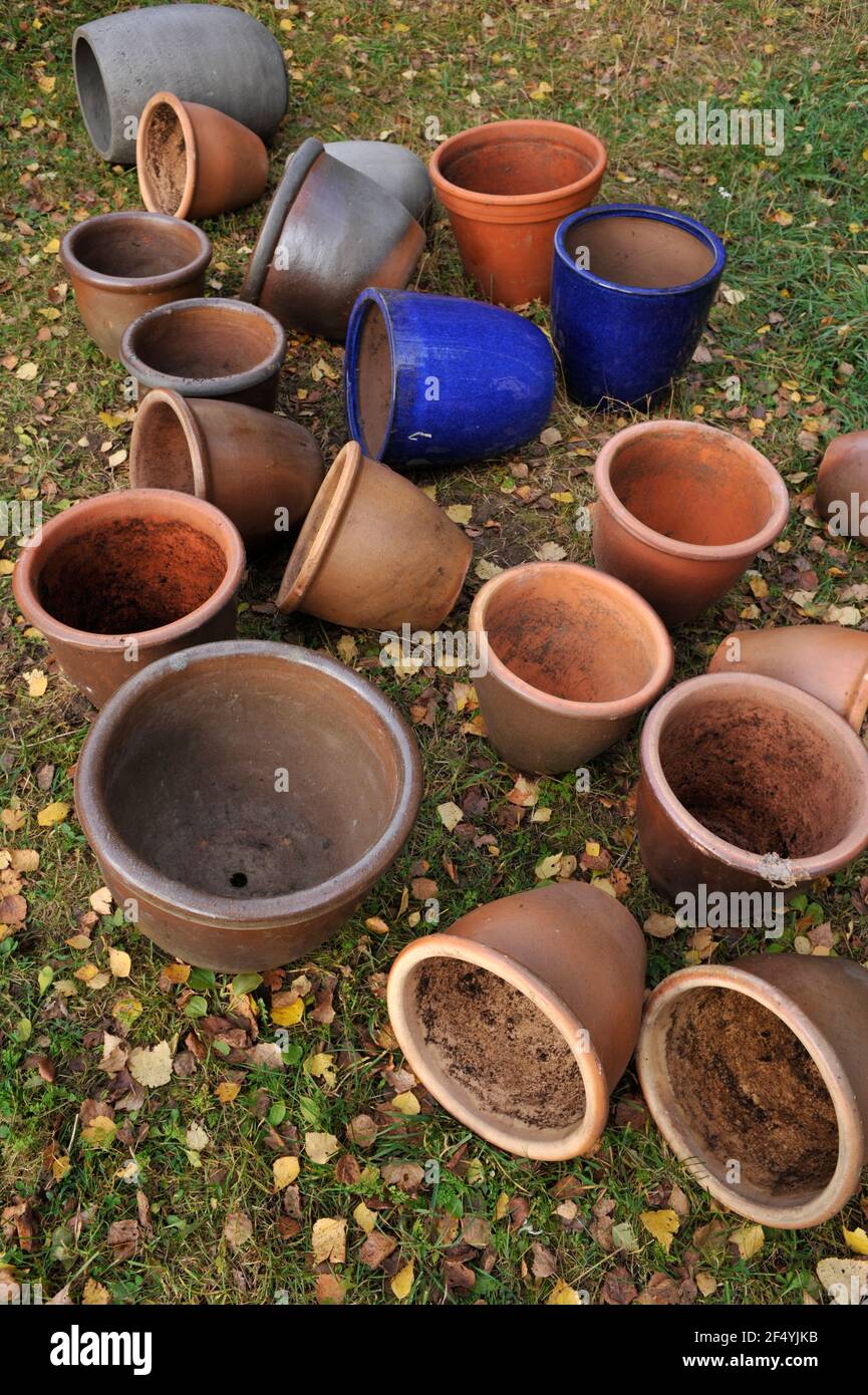 Empty garden pots hi-res stock photography and images - Alamy