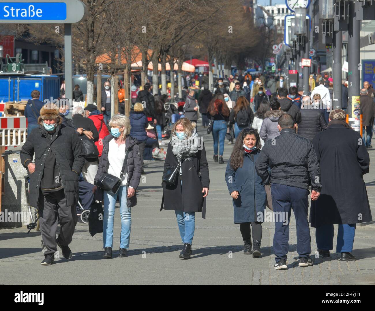 Straßenszene, Einkaufsstraße, Menschen mit Gesichtsmasken, Wilmersdorfer Straße, Charlottenburg, Berlin, Deutschland Stock Photo