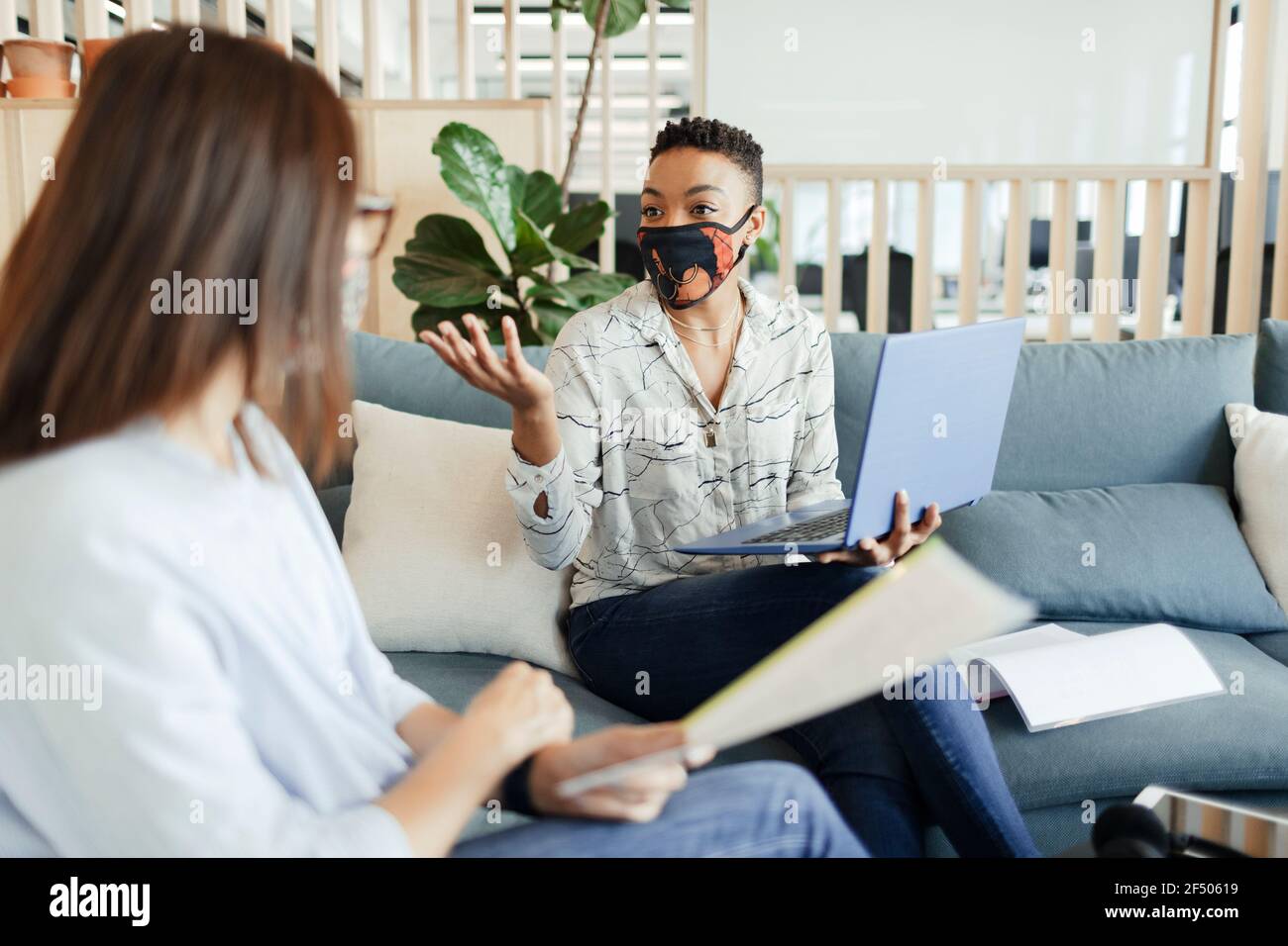 Office mask meeting hi-res stock photography and images - Alamy