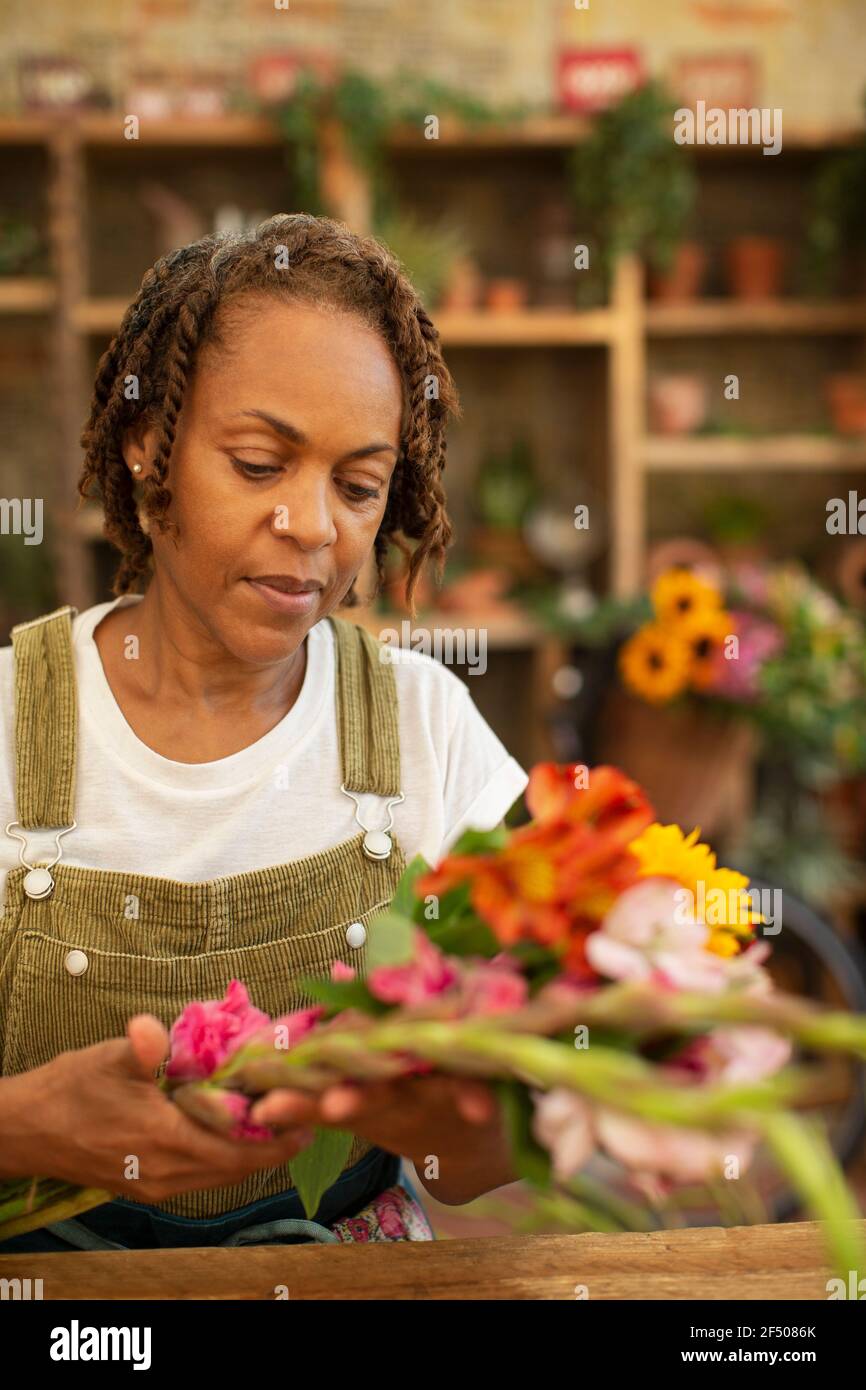 Female florist arranging flowers in shop Stock Photo Alamy