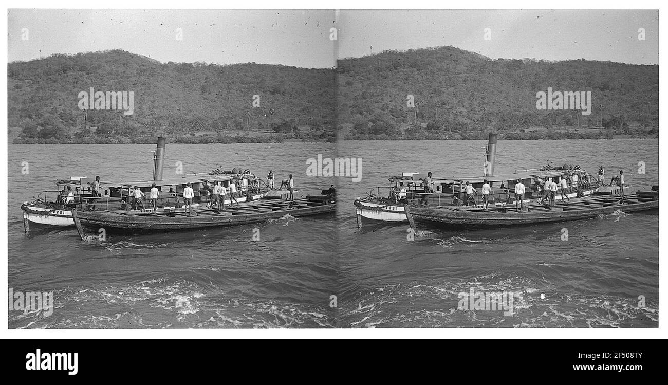 At Bombay, India: loading on the river. Locals on loading work on boats Stock Photo