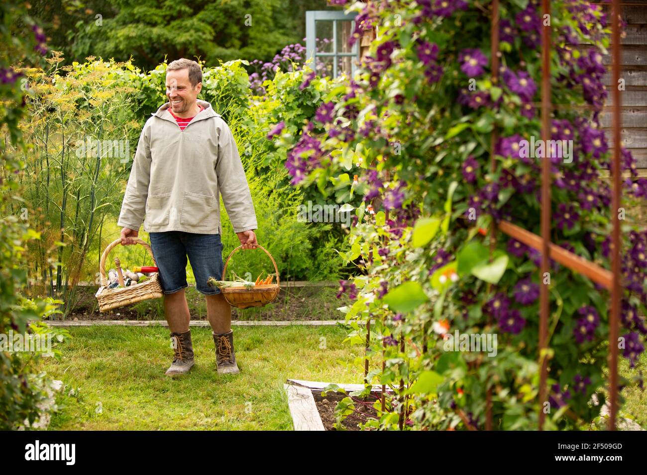 Man vegetables basket hi-res stock photography and images - Alamy