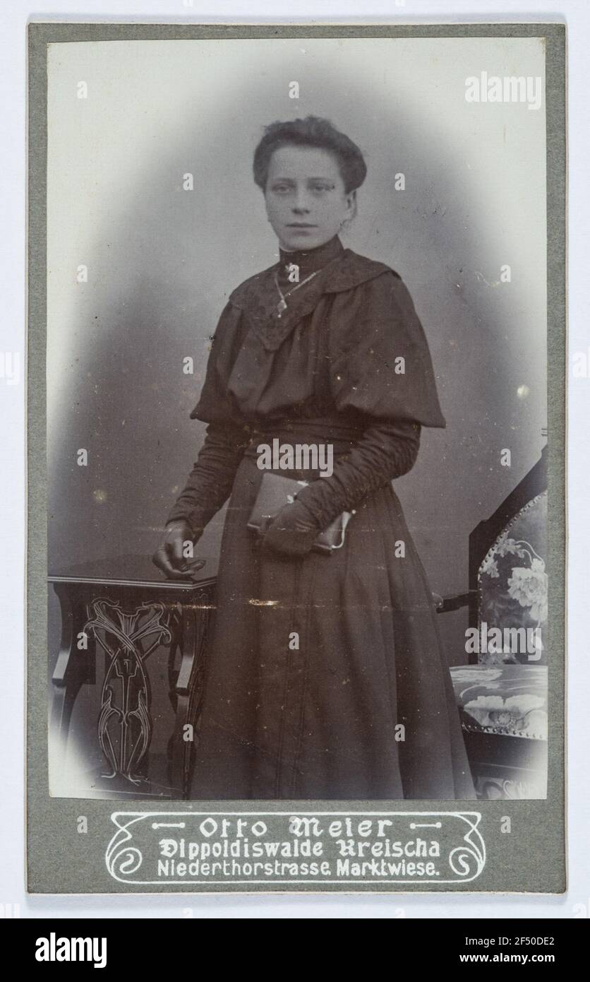 Portrait young woman historical hi-res stock photography and images - Alamy