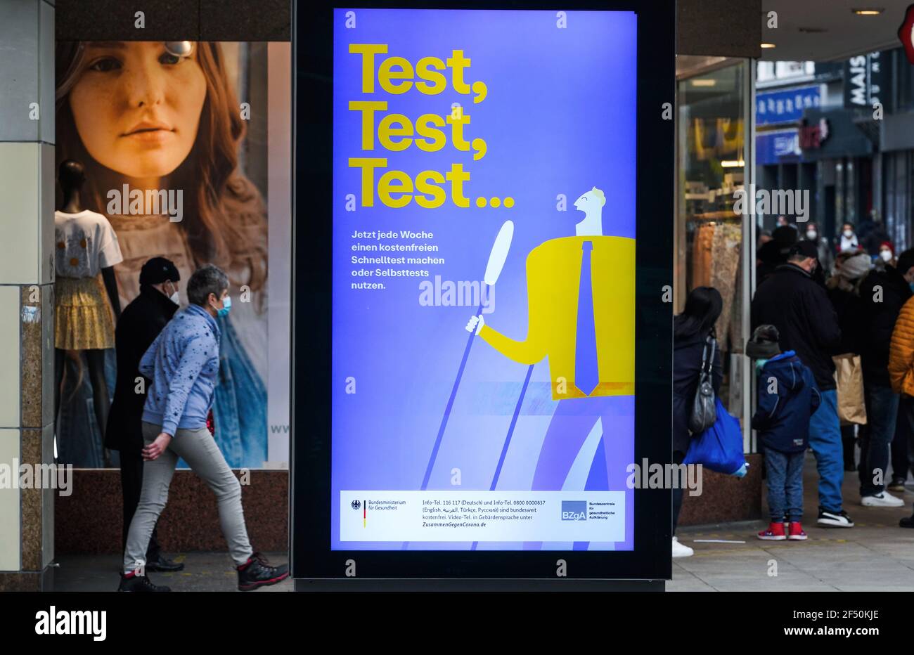 Dortmund, 23.03.2021 - Digitale Leuchttafeln in der Dortmunder Fußgängerzone propagieren mit einer Plakatserie des Bundesministeriums für Gesundheit das Testen und Impfen als Schutz gegen die Corona-Pandemie.   ---   Dortmund, Germany, March 23rd, 2021 - Digital light panels in the Dortmund pedestrian zone are promoting testing and vaccination as protection against the corona pandemic with a series of posters by the Federal Ministry of Health. Stock Photo