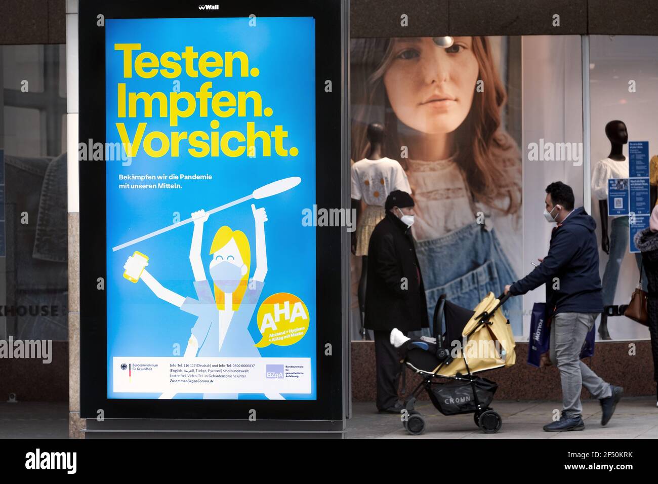 Dortmund, 23.03.2021 - Digitale Leuchttafeln in der Dortmunder Fußgängerzone propagieren mit einer Plakatserie des Bundesministeriums für Gesundheit das Testen und Impfen als Schutz gegen die Corona-Pandemie.   ---   Dortmund, Germany, March 23rd, 2021 - Digital light panels in the Dortmund pedestrian zone are promoting testing and vaccination as protection against the corona pandemic with a series of posters by the Federal Ministry of Health. Stock Photo