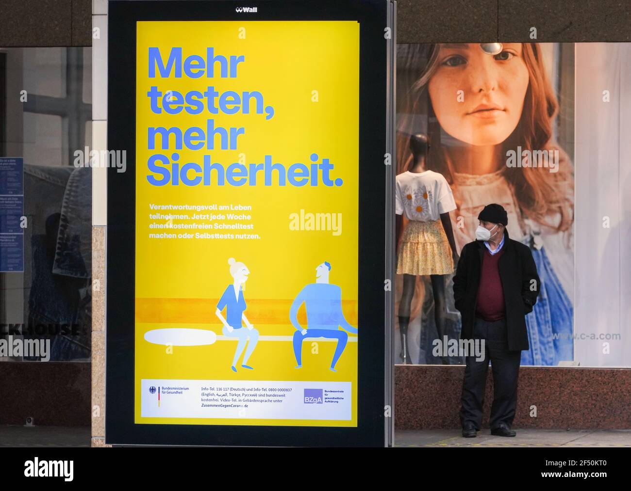 Dortmund, 23.03.2021 - Digitale Leuchttafeln in der Dortmunder Fußgängerzone propagieren mit einer Plakatserie des Bundesministeriums für Gesundheit das Testen und Impfen als Schutz gegen die Corona-Pandemie.   ---   Dortmund, Germany, March 23rd, 2021 - Digital light panels in the Dortmund pedestrian zone are promoting testing and vaccination as protection against the corona pandemic with a series of posters by the Federal Ministry of Health. Stock Photo