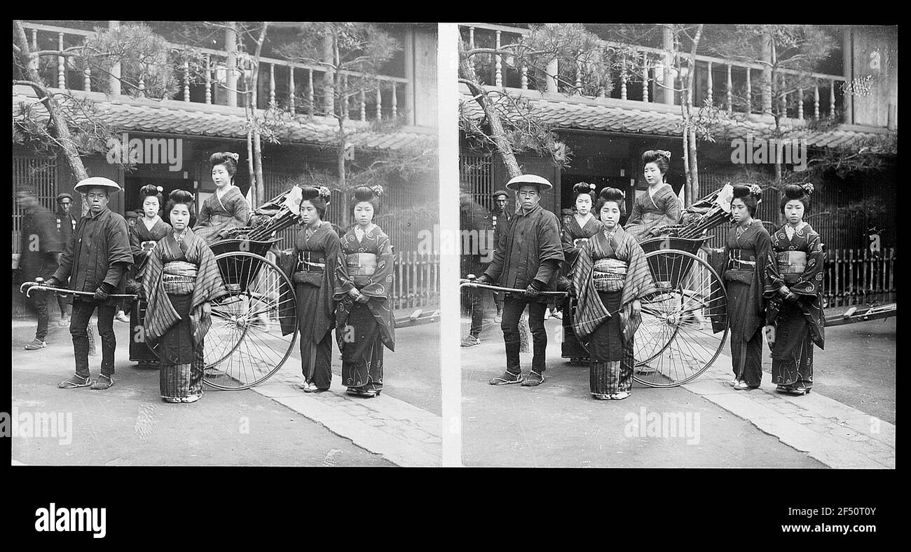 Tokyo (Japan). Rickeeper with running rickshaw in the middle of a group of Geishas, probably in front of the Seiyoken hotel Stock Photo