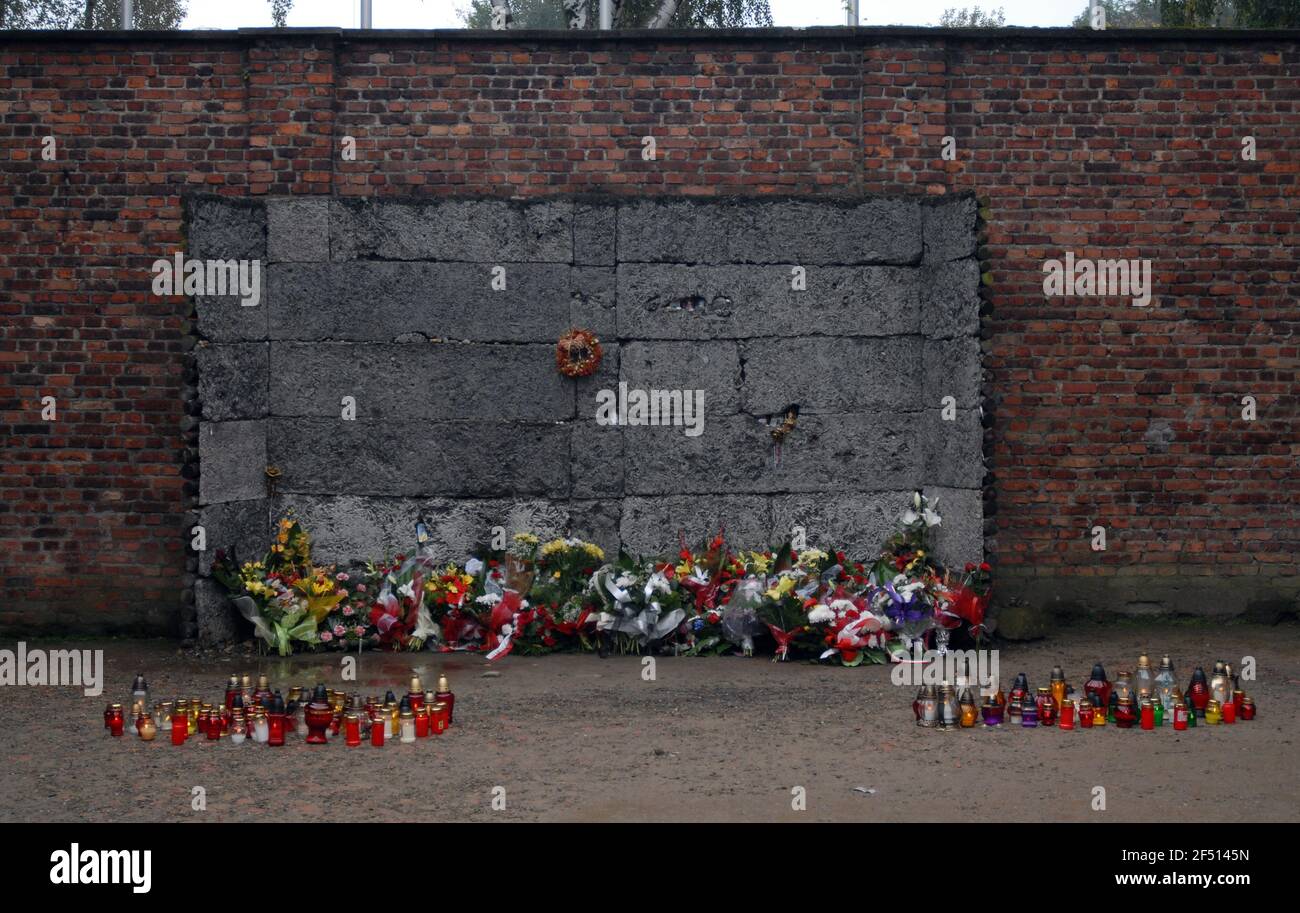 THE EXECUTION WALL AT AUSCHWITZ CONCENTRATION CAMP WHERE PRISONERS WERE EXECUTED BY FIRING SQUAD PIC MIKE WALKER, Stock Photo