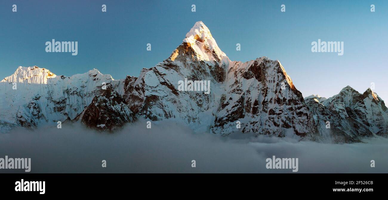 North face everest hi-res stock photography and images - Alamy