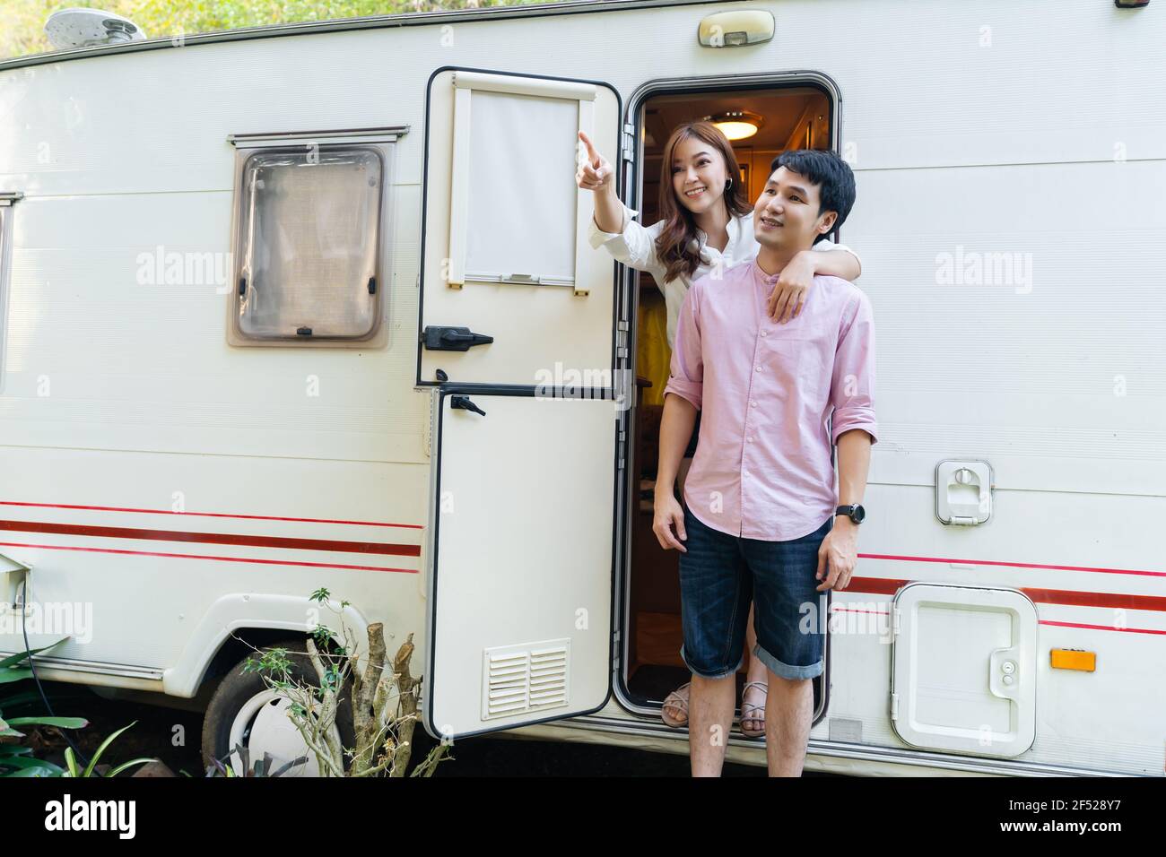 happy young couple with a camper RV van motorhome Stock Photo Alamy