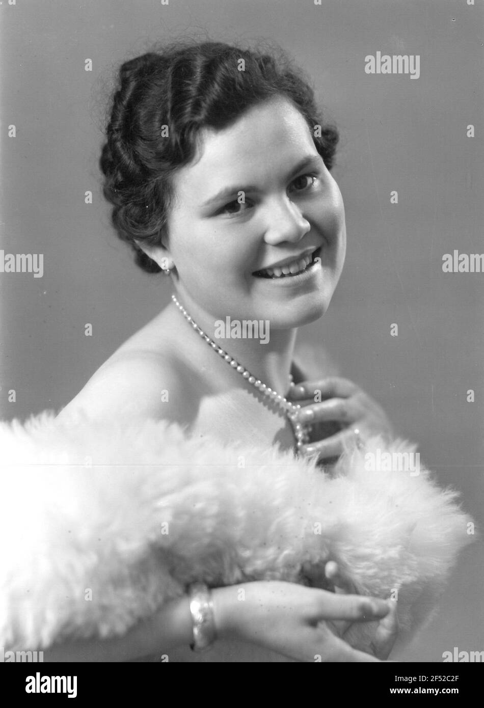 Feather boa pearl hires stock photography and images Alamy