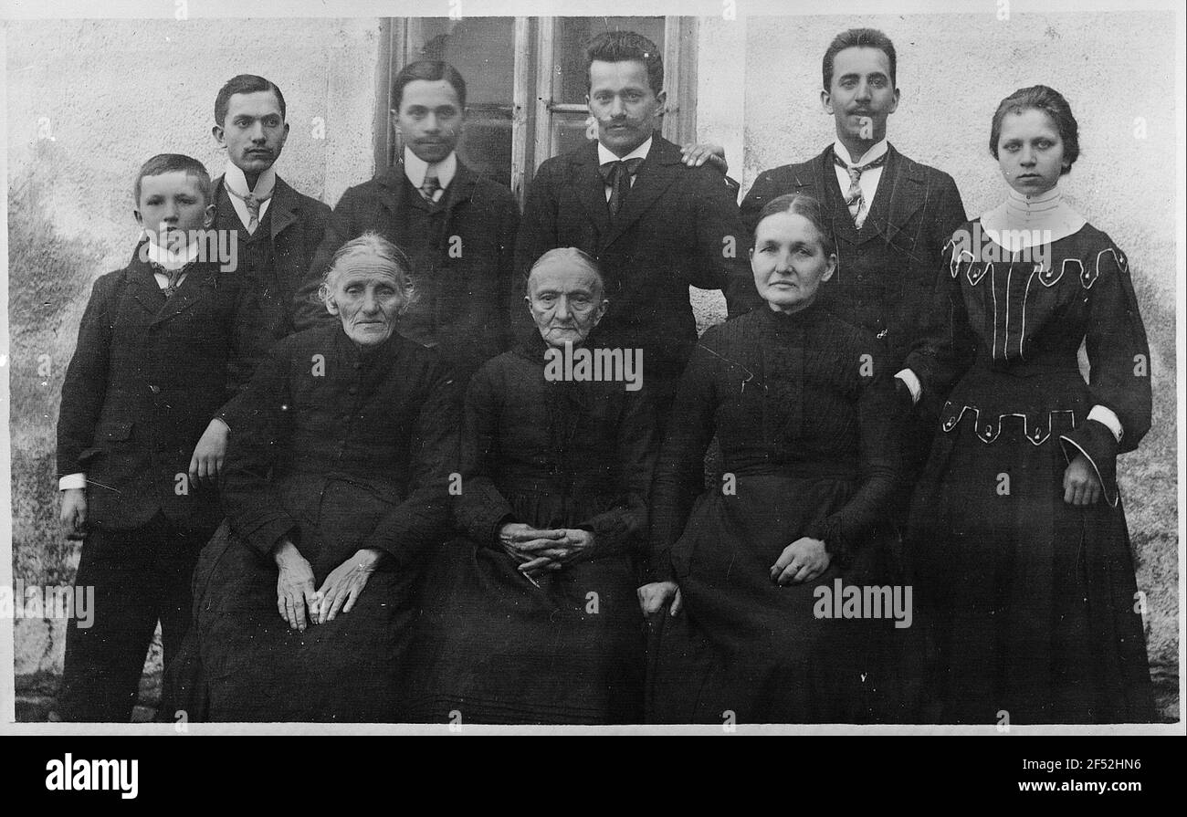 God of God (Boží Dar). Members of the Family of Matches Anton Günther (from left Standing Hans, Franz, Josef, Anton, Julius and Maria, before mother, grandmother and sister of grandmother) Stock Photo