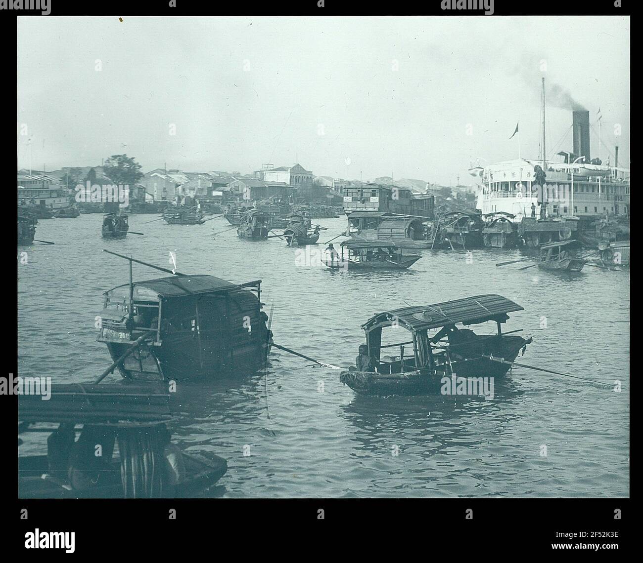 Sampan boats hi-res stock photography and images - Alamy