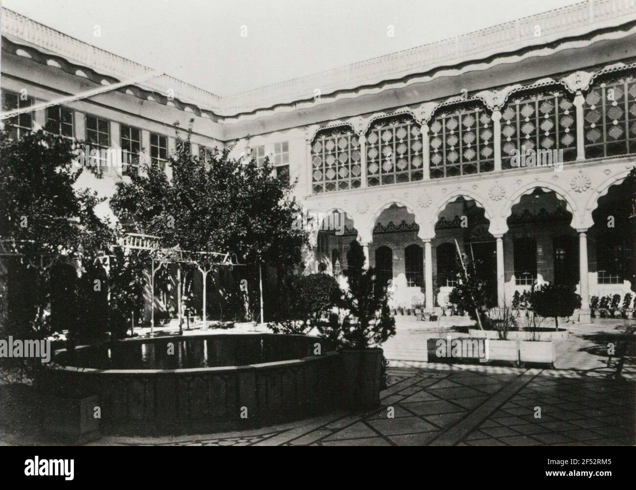 Damascus. House Chamieh. Courtyard with fountain Stock Photo Alamy