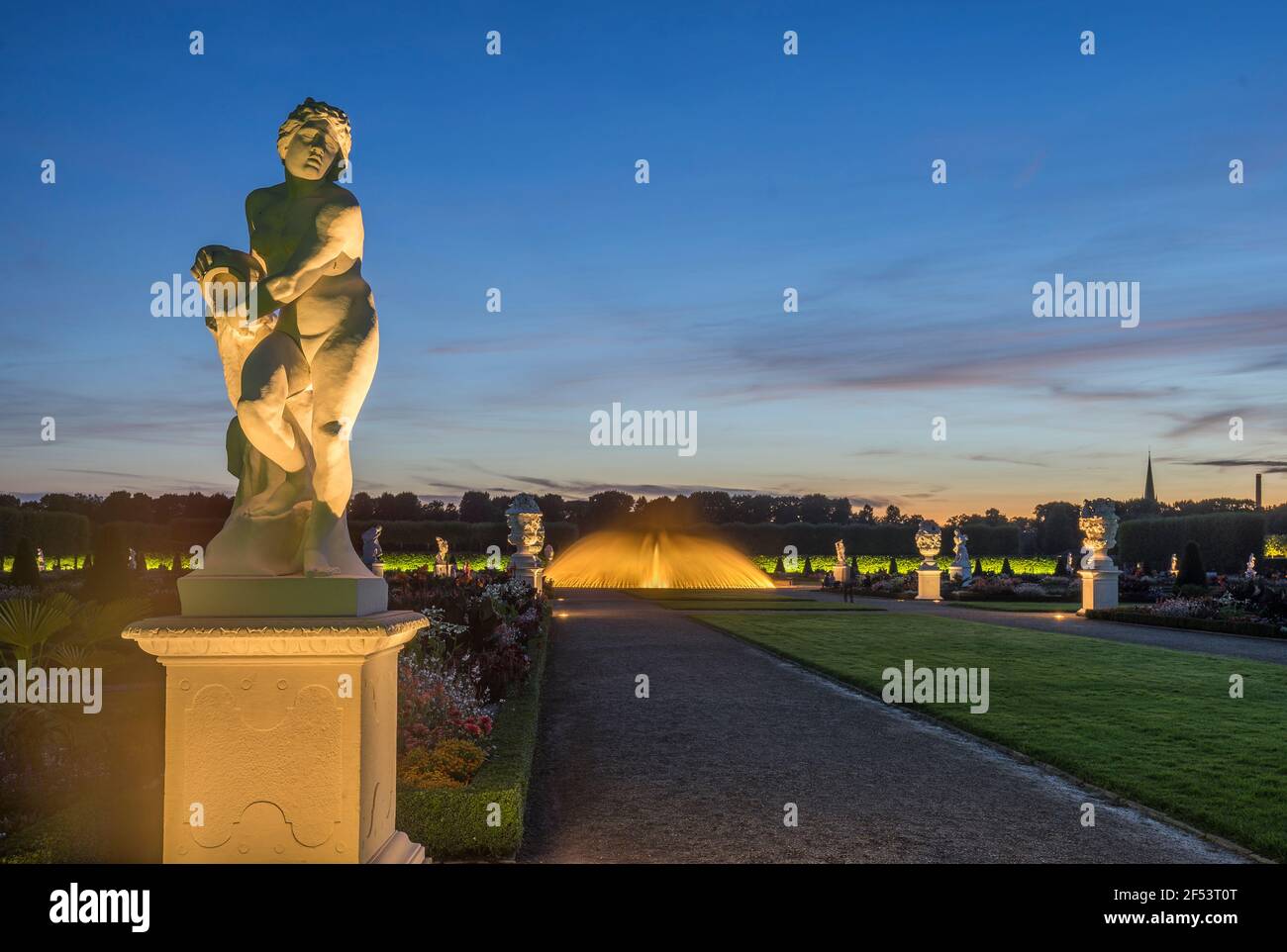 geography / travel, Germany, Lower Saxony, Hanover, statue 'Wasser / Najade' in the Herrenhausen Gardens in the evening, Property-Released Stock Photo