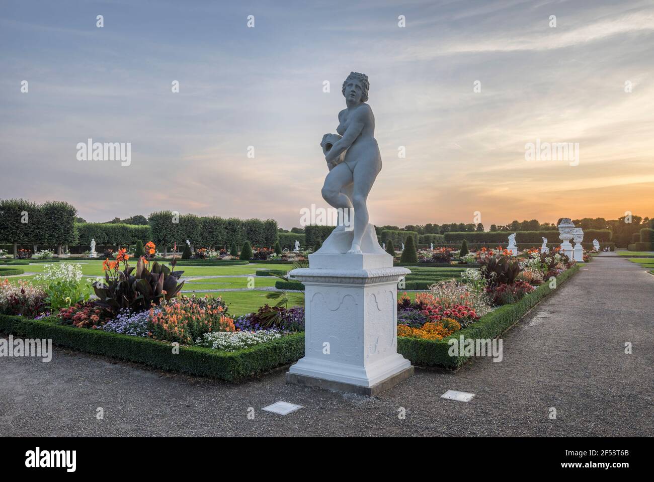 geography / travel, Germany, Lower Saxony, Hanover, statue 'Wasser / Najade' in the Herrenhausen Gardens in the evening, Property-Released Stock Photo