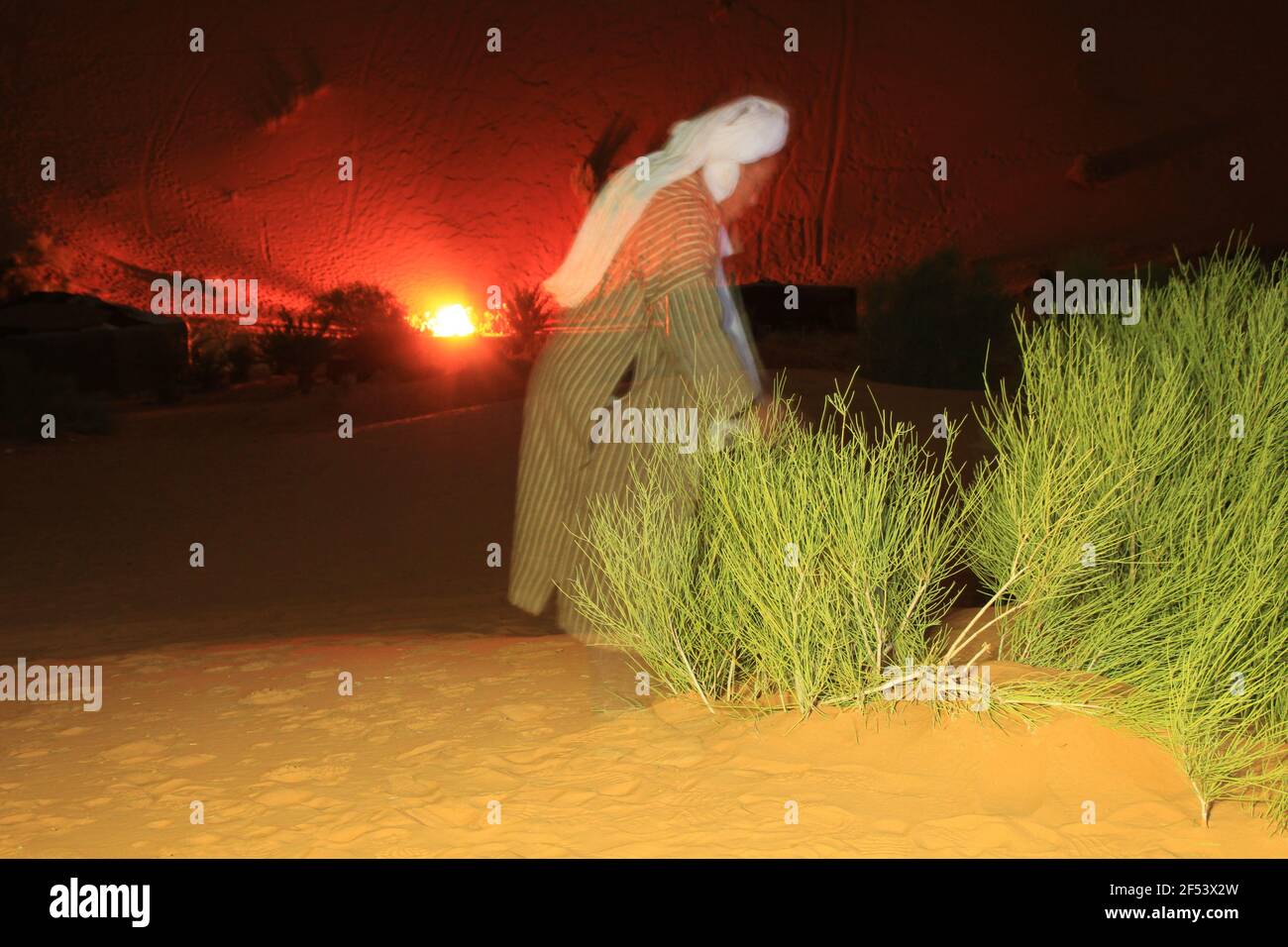 Bedouine at mystic campfire - moments in Morocco's desert at night (Sahara, Merzouga) Stock Photo