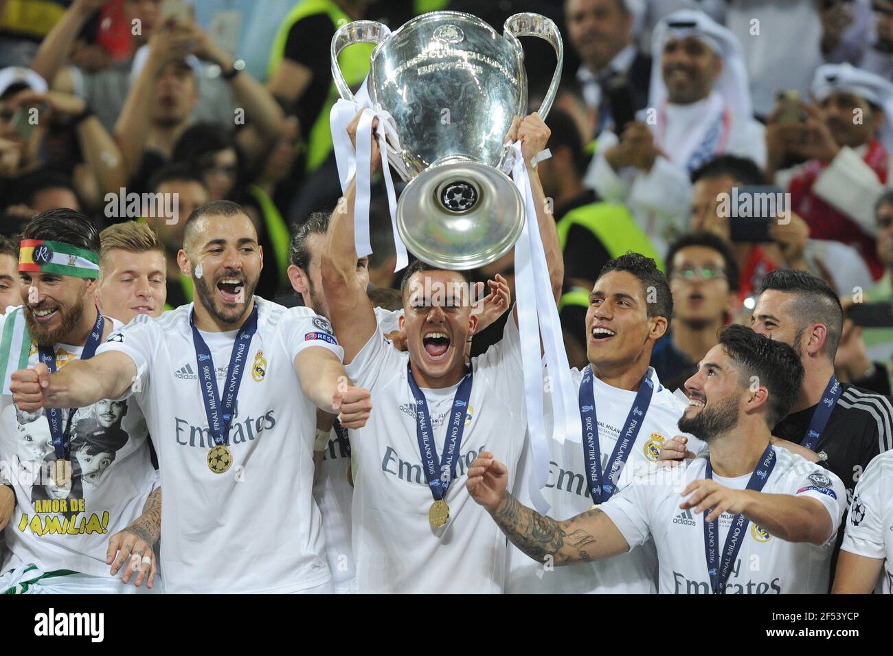 Milan, Italien. 28th May, 2016. FC Bayern interested in Real Star Vazquez Lucas VAZQUEZ (Real Madrid) with the trophy, cup, trophy, left: Karim Benzema (Real Madrid), team photo, team, team, team photo, jubilation, joy, enthusiasm, award ceremony, football champions League Final 2016/Real Madrid-Atletico Madrid 5-3 iE season 2015/16, on May 28th, 2016, Stadio San Siro, Milan. Â | usage worldwide Credit: dpa/Alamy Live News Stock Photo