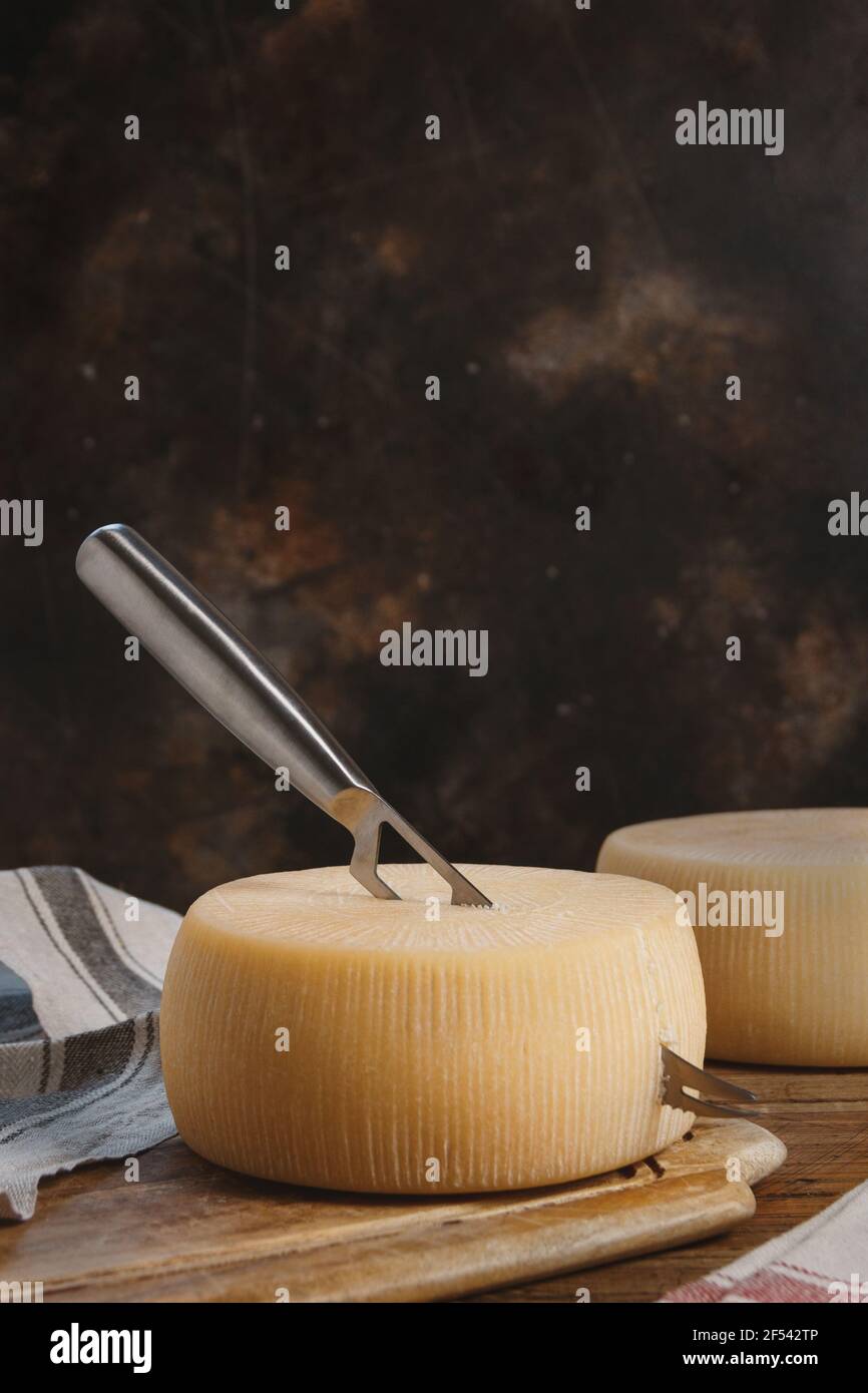 https://c8.alamy.com/comp/2F542TP/fresh-homemade-cheese-on-a-wooden-board-with-a-knife-close-up-2F542TP.jpg