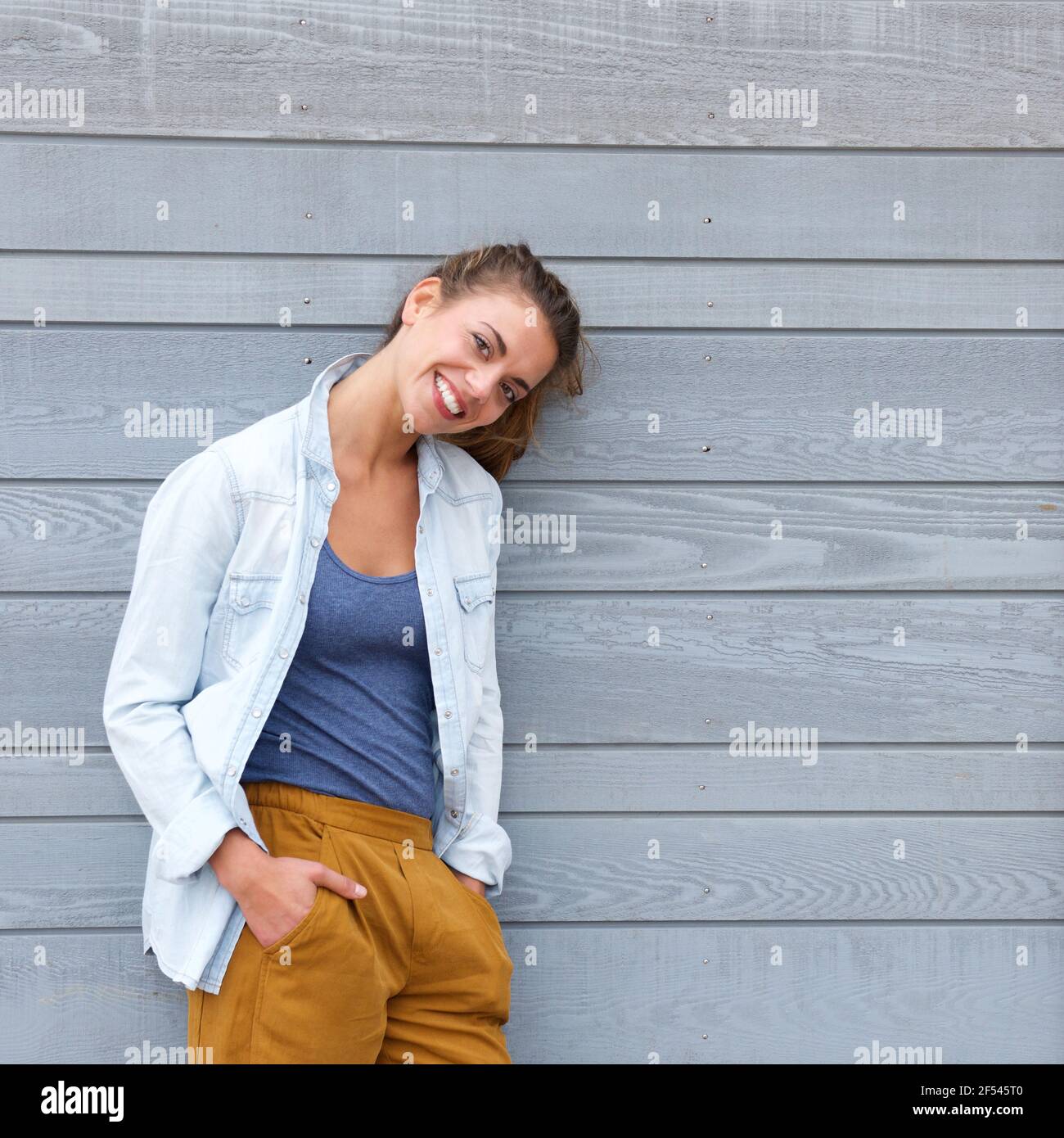 Leaning against wall pose hi res stock photography and images Alamy