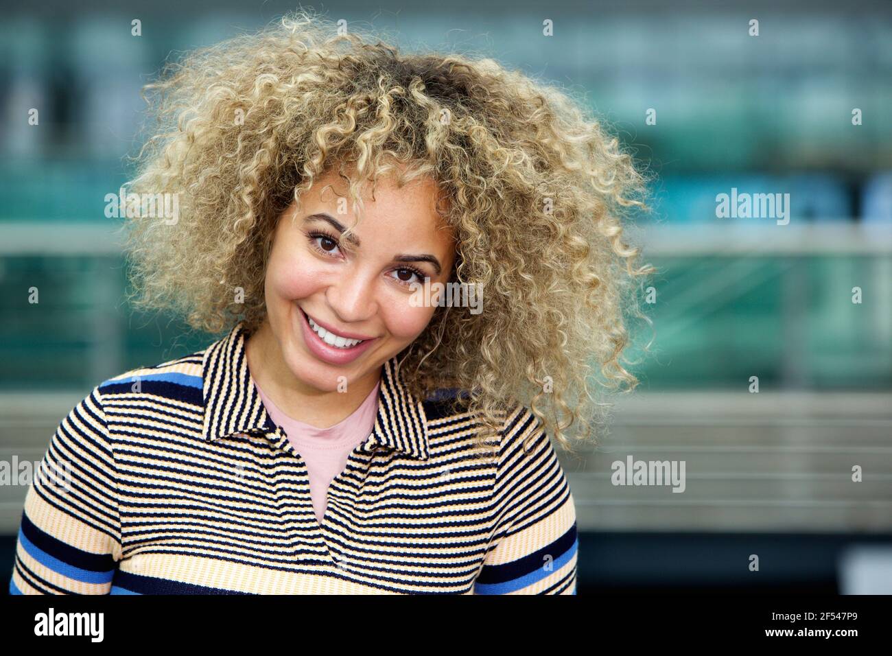 Woman with afro hair style hi-res stock photography and images - Alamy