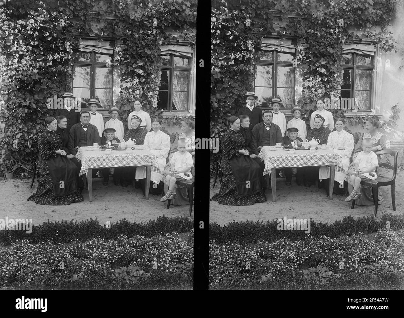 Stresow (today: Strzyżyno), family at the coffee board in front of the house Stock Photo