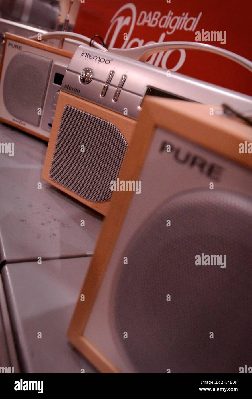 DIGITAL RADIOS ON SALE AT CURRYS . 27/2/05 PILSTON Stock Photo - Alamy