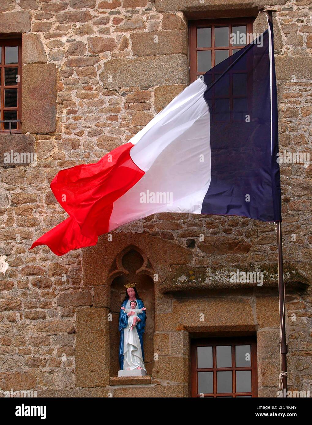 Frankreich und die katholische Kirche, nicht immer sind sie sich so nah wie hier die Marienfigur und die Trikolore. Symbolfoto *** Local Caption *** 0 Stock Photo