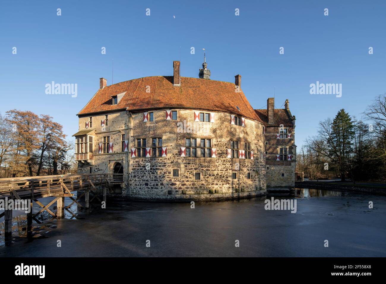 Lüdinghausen, Burg Vischering, Blick von Westen über den Wassergraben Stock Photo