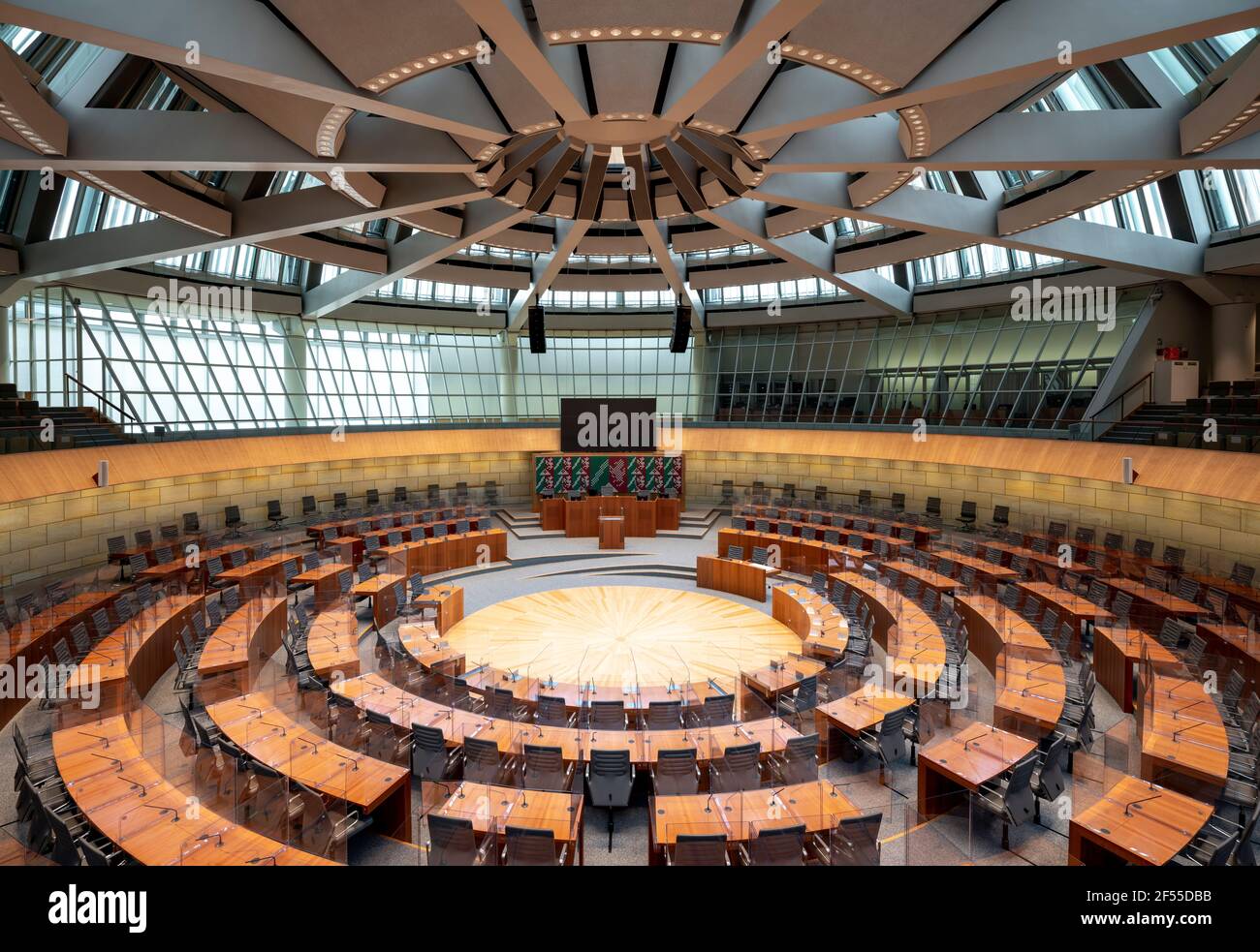 Düsseldorf, Landtag Nordrhein-Westfalen, 1988 nach Entwürfen des Architekturbüros Eller, Moser, Walter + Partner erbaut, Plenarsaal Stock Photo