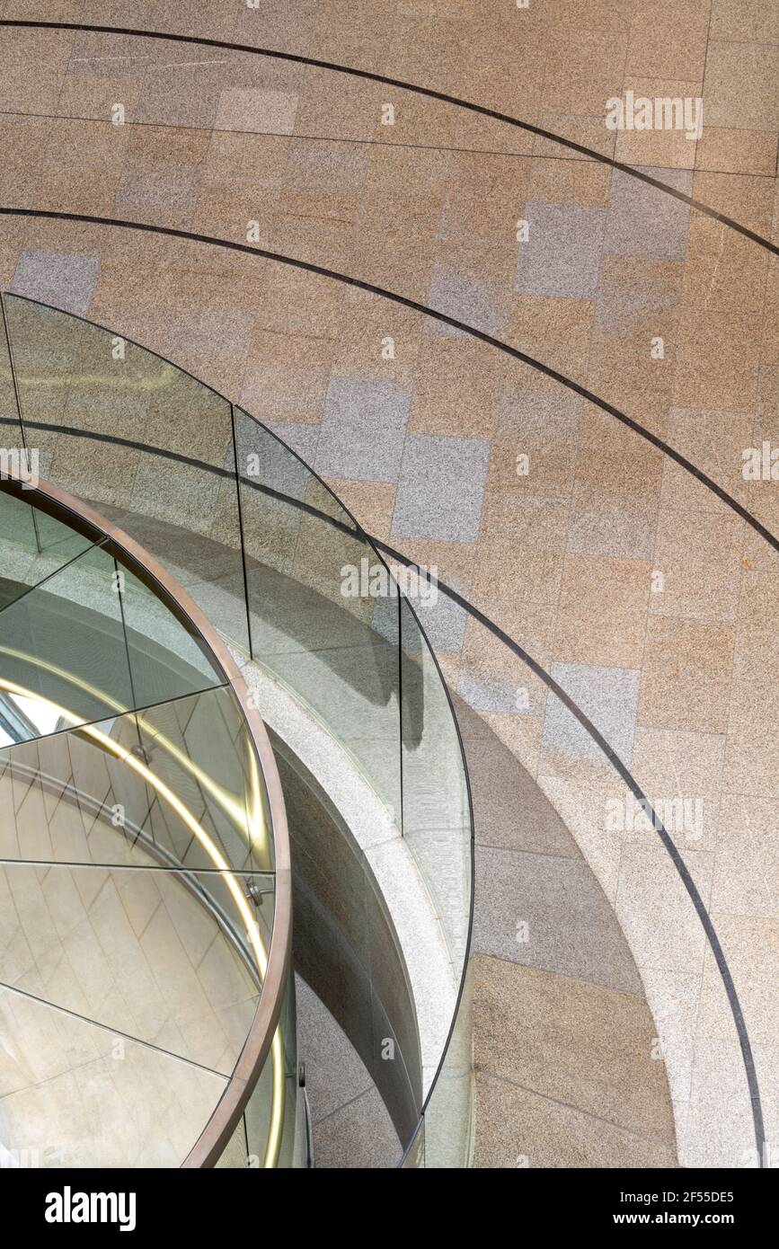 Düsseldorf, Landtag Nordrhein-Westfalen, 1988 nach Entwürfen des Architekturbüros Eller, Moser, Walter + Partner erbaut, Treppe im Foyer Stock Photo