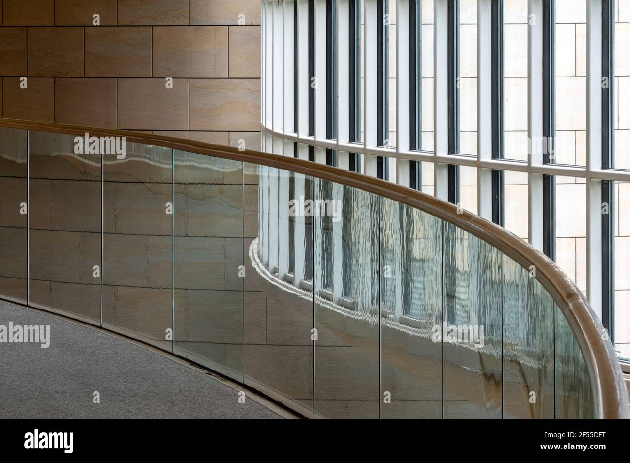 Düsseldorf, Landtag Nordrhein-Westfalen, 1988 nach Entwürfen des Architekturbüros Eller, Moser, Walter + Partner erbaut, Treppe im Foyer Stock Photo