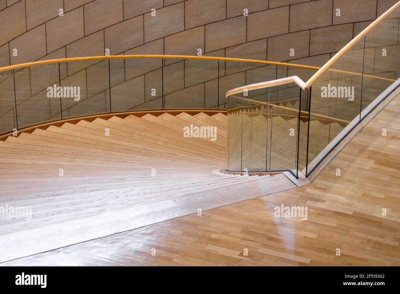 Düsseldorf, Landtag Nordrhein-Westfalen, 1988 nach Entwürfen des Architekturbüros Eller, Moser, Walter + Partner erbaut, Treppe im Foyer Stock Photo