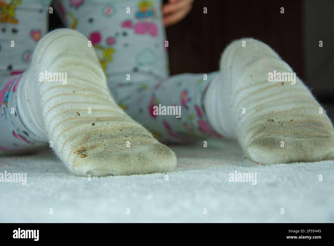 белые женские грязные носочки. девушка в грязных носках. носки фетиш. грязные женские носки. девушка в грязных носках.