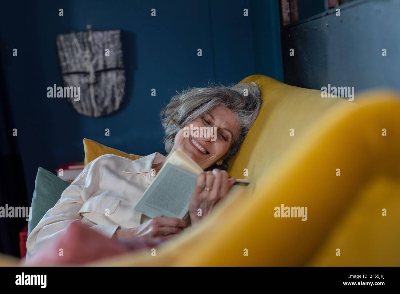 Senior reading smiling hi-res stock photography and images - Alamy