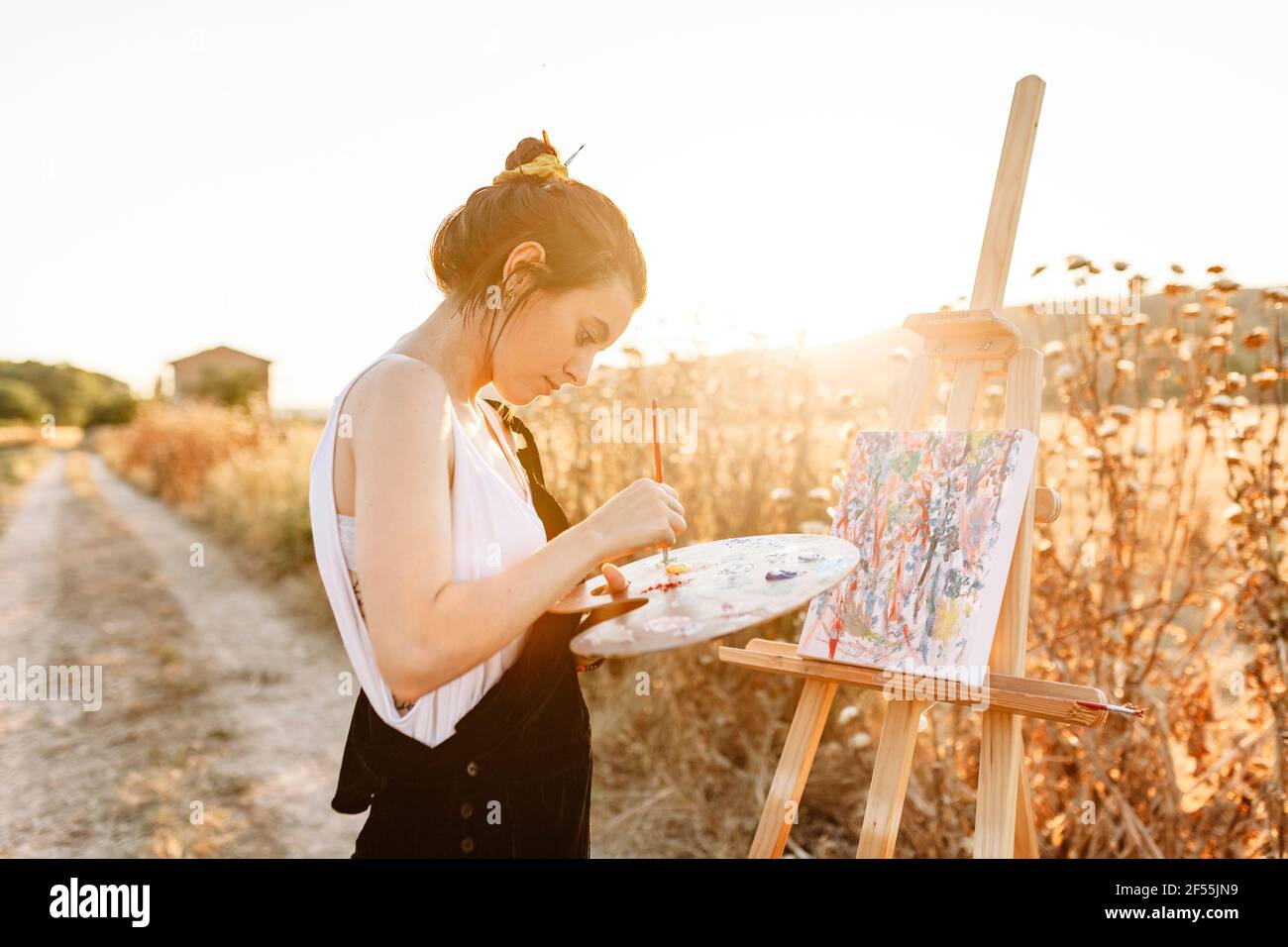 Artist painting easel palette hi-res stock photography and images - Alamy