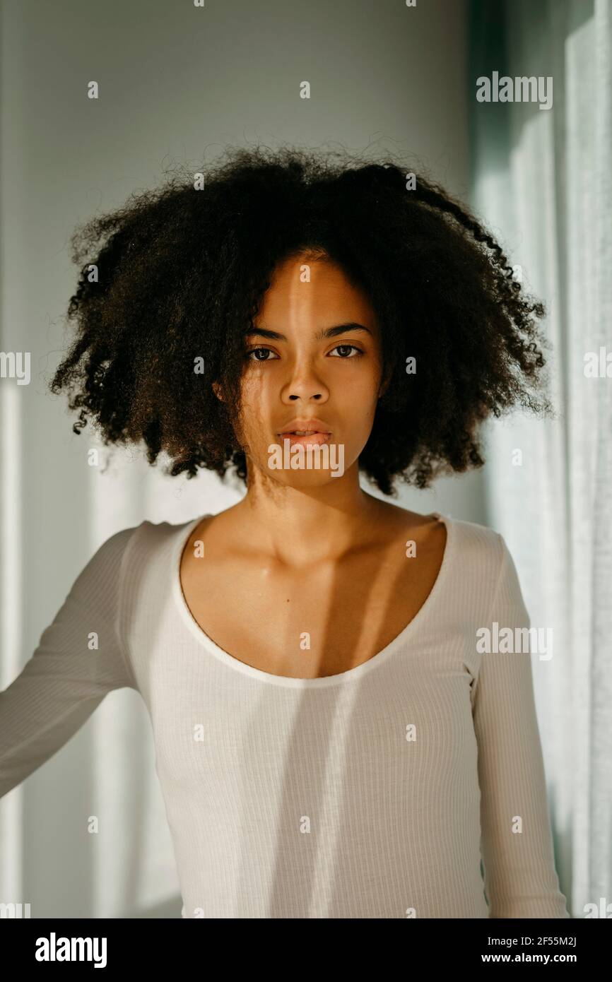 Black woman afro hair hi-res stock photography and images - Alamy