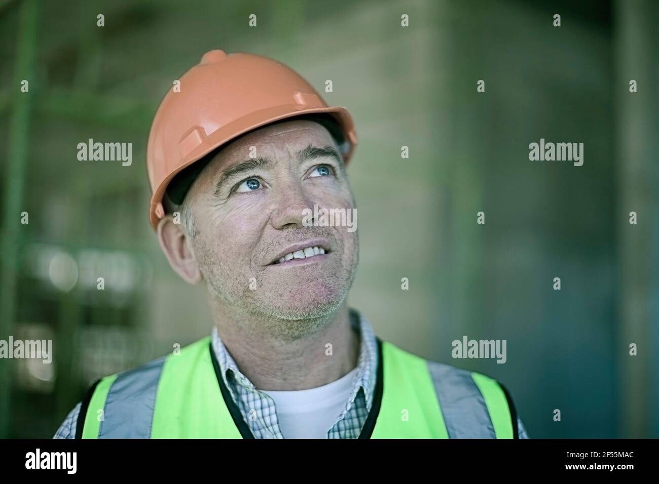 Portrait of male construction worker wearing hardhat Stock Photo Alamy