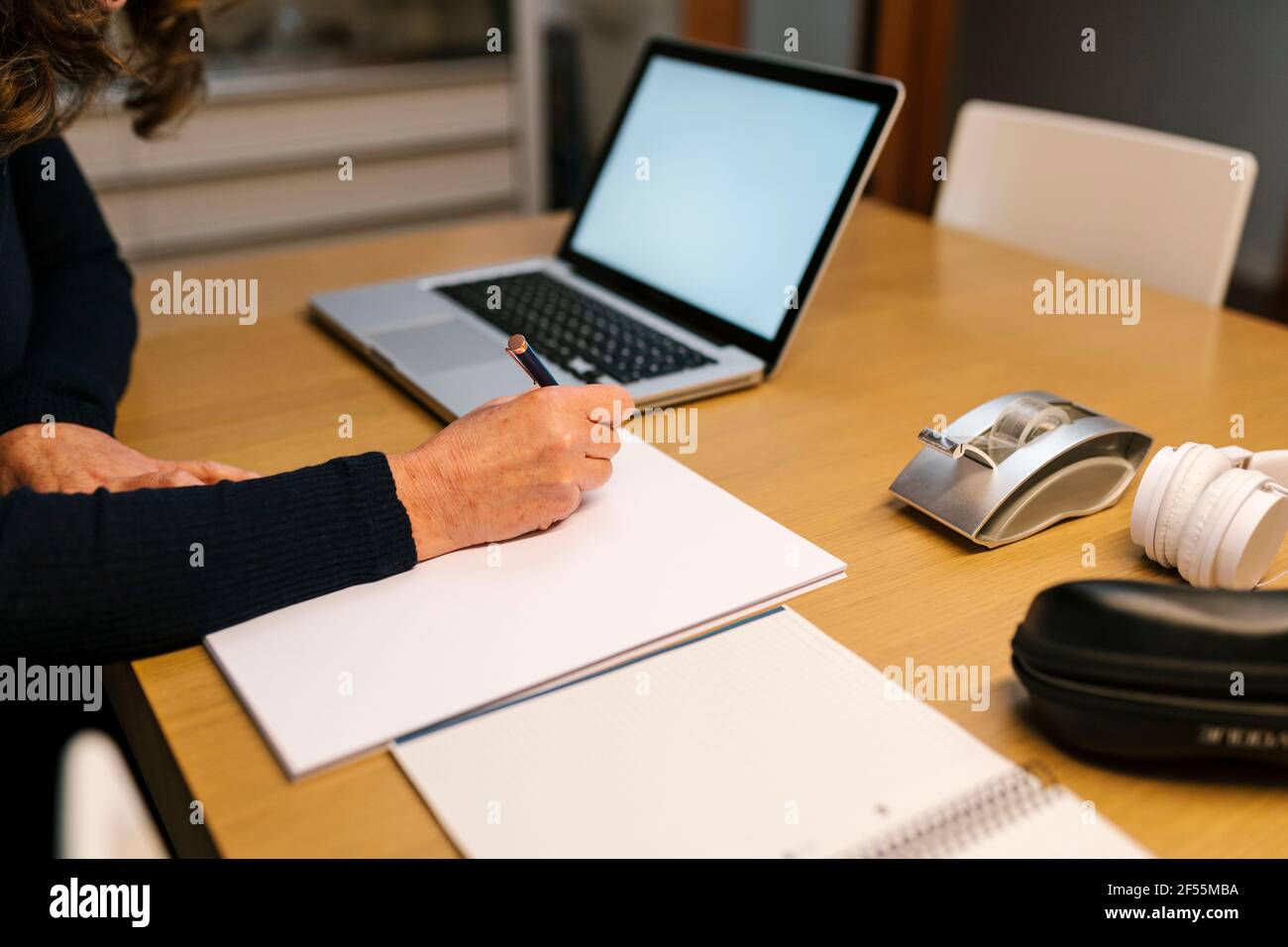 Laptop business woman writing hi-res stock photography and images - Alamy