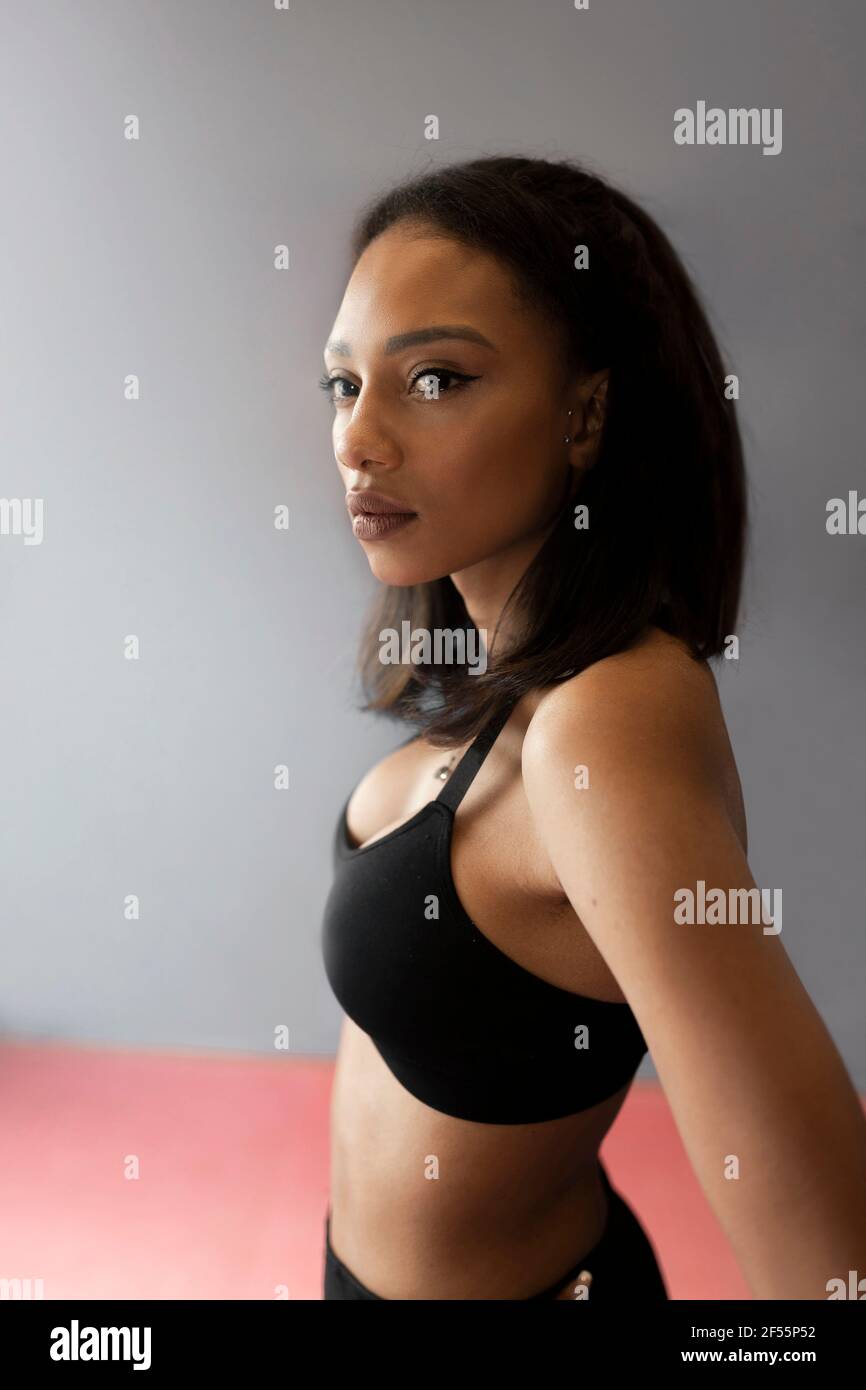 Women wearing bra hi-res stock photography and images - Alamy